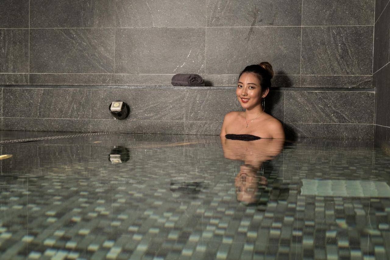 Evergreen Palace Hotel Chiayi Taibao Exterior foto A woman bathing in a traditional Japanese onsen