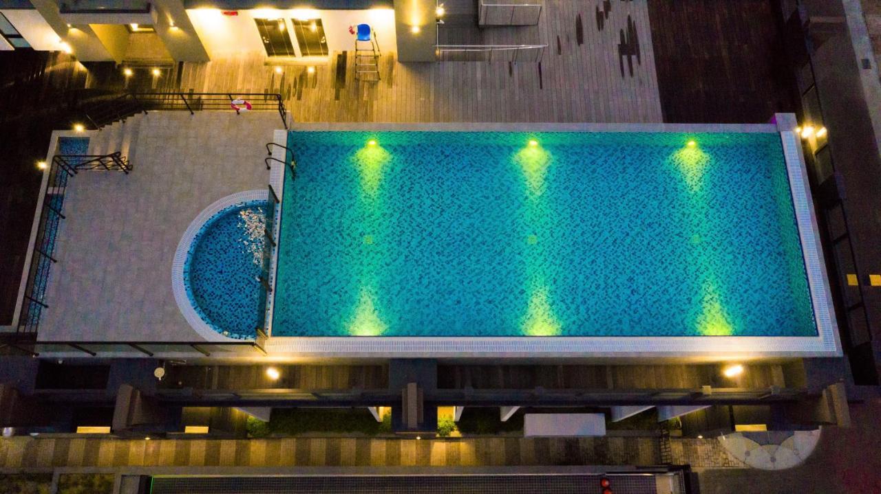 Evergreen Palace Hotel Chiayi Taibao Exterior foto The swimming pool at the hotel