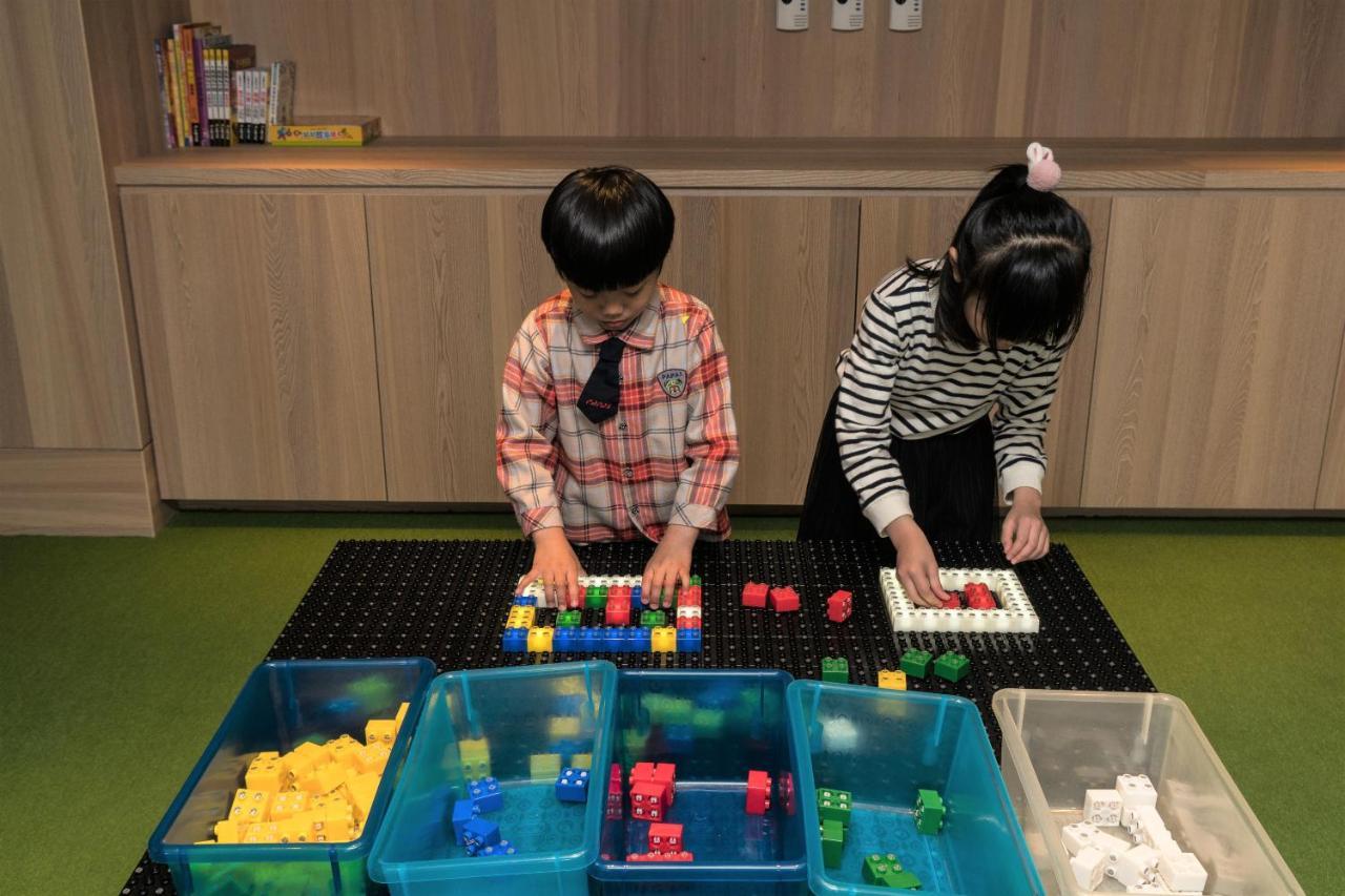 Evergreen Palace Hotel Chiayi Taibao Exterior foto Children playing with the Duplo set