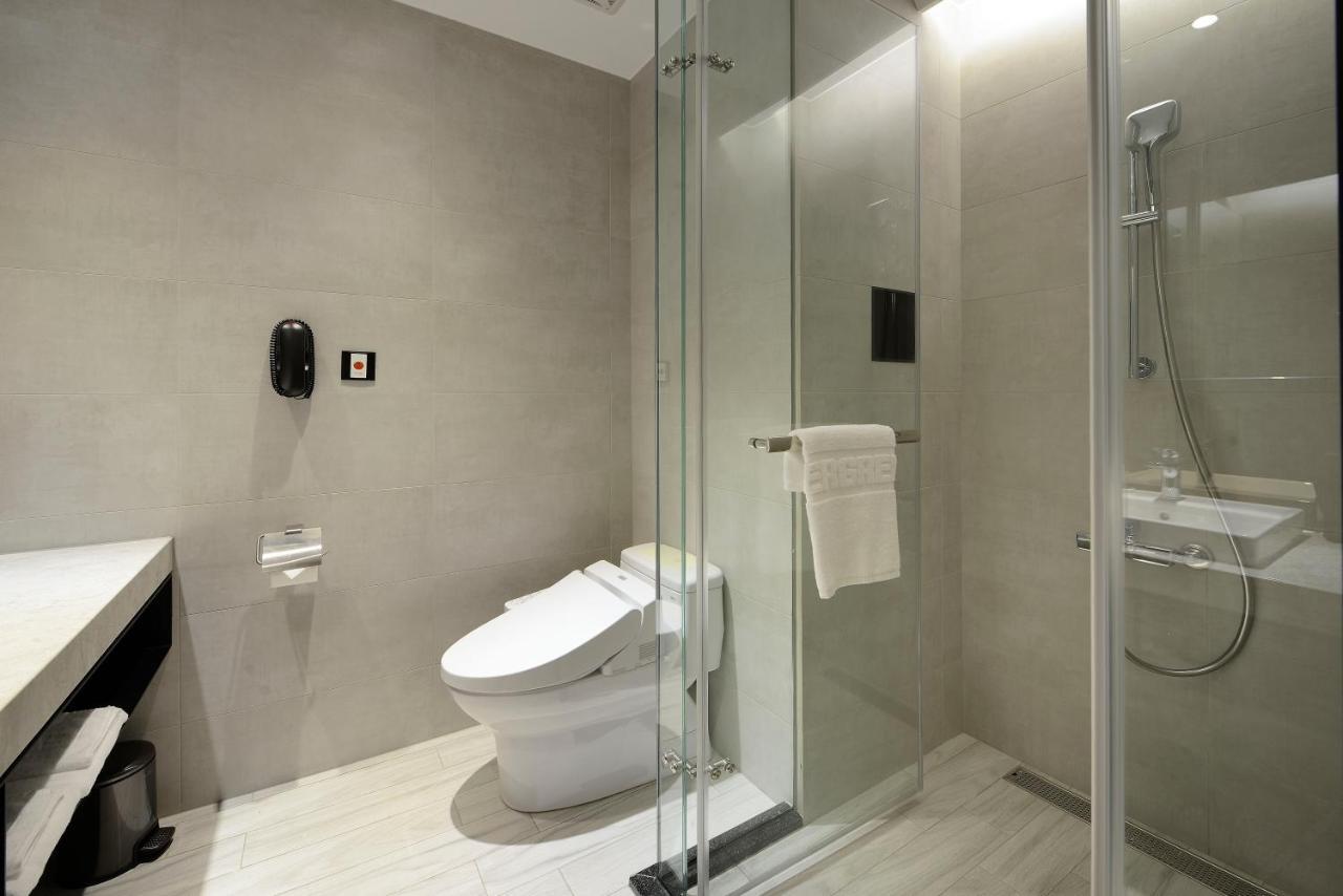 Evergreen Palace Hotel Chiayi Taibao Exterior foto A modern bathroom with a shower cubicle